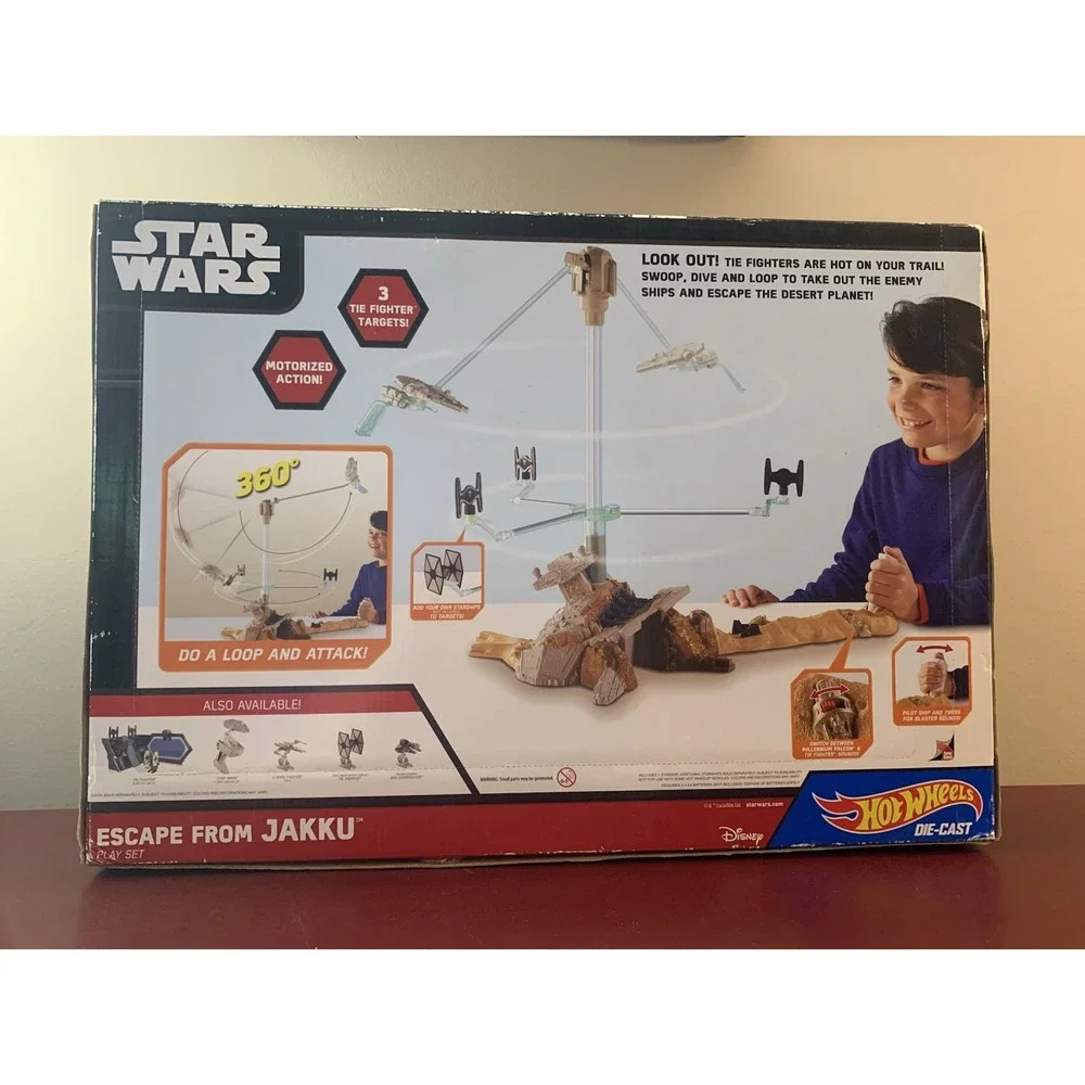 Hot Wheels STAR WARS Millenium Falcon Escape From Jakku Motorized Play‎ Set